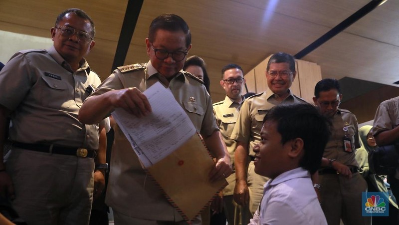 Zidan, pemuda berusia 20 tahun asal Depok yang hidup dengan kondisi dwarfisme, tampak antusias saat berkeliling area bursa kerja di gelaran Job Fair dan Upskilling Disabilitas di Taman Ismail Marzuki (TIM), Jakarta Pusat, Senin (3/11/2025). (CNBC Indonesia/Muhammad Sabki)