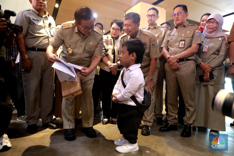 Zidan, pemuda berusia 20 tahun asal Depok yang hidup dengan kondisi dwarfisme, tampak antusias saat berkeliling area bursa kerja di gelaran Job Fair dan Upskilling Disabilitas di Taman Ismail Marzuki (TIM), Jakarta Pusat, Senin (3/11/2025). (CNBC Indonesia/Muhammad Sabki)