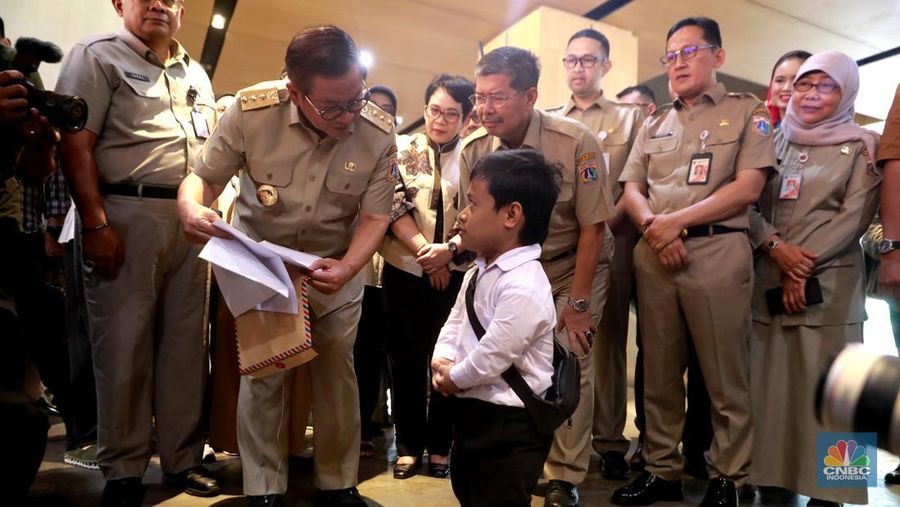 Zidan, pemuda berusia 20 tahun asal Depok yang hidup dengan kondisi dwarfisme, tampak antusias saat berkeliling area bursa kerja di gelaran Job Fair dan Upskilling Disabilitas di Taman Ismail Marzuki (TIM), Jakarta Pusat, Senin (3/11/2025). (CNBC Indonesia/Muhammad Sabki)