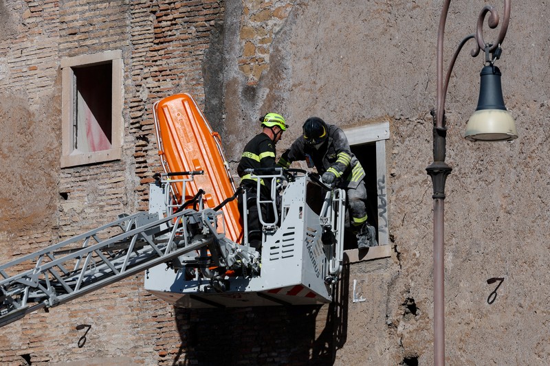 Debu mengepul saat sebagian menara Torre dei Conti runtuh menyusul keruntuhan sebagian sebelumnya, dekat Via dei Fori Imperiali, dekat Colosseum, di Roma, Italia, 3 November 2025. (REUTERS/Remo Casilli)