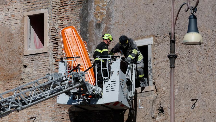 Debu mengepul saat sebagian menara Torre dei Conti runtuh menyusul keruntuhan sebagian sebelumnya, dekat Via dei Fori Imperiali, dekat Colosseum, di Roma, Italia, 3 November 2025. (REUTERS/Remo Casilli)