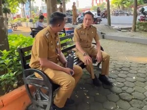 Wujudkan Komitmen, Ratu Dewa Naik Transportasi Umum