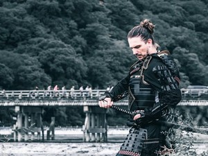 Berfoto dan Berperang Bak Samurai di Jepang
