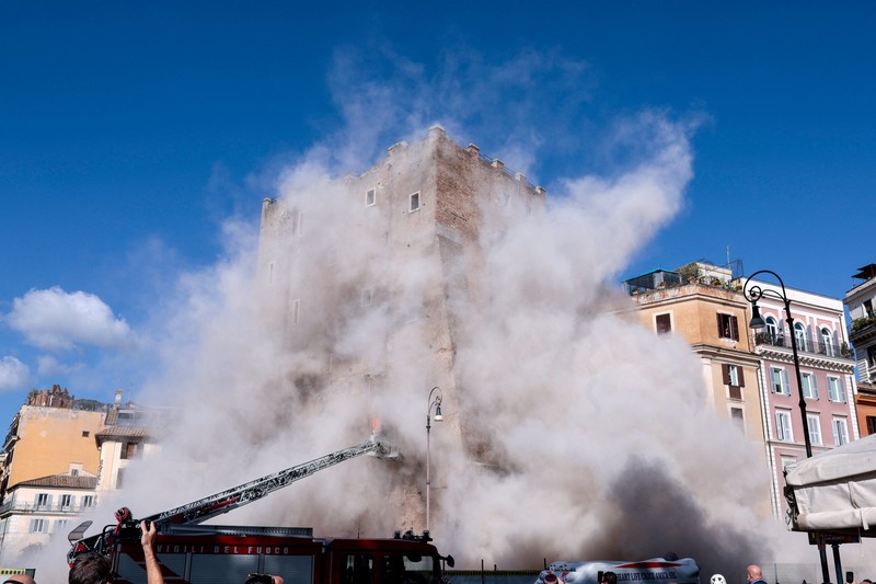 Debu mengepul saat sebagian menara Torre dei Conti runtuh menyusul keruntuhan sebagian sebelumnya, dekat Via dei Fori Imperiali, dekat Colosseum, di Roma, Italia, 3 November 2025. (REUTERS/Remo Casilli)