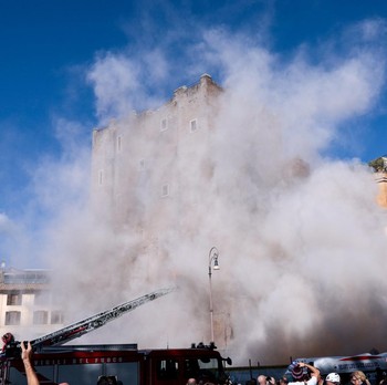 Detik-Detik Menara Abad ke-13 di Roma Ambruk, Pekerja Nyaris Terkubur