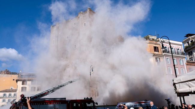 Detik-Detik Menara Abad ke-13 di Roma Ambruk, Pekerja Nyaris Terkubur