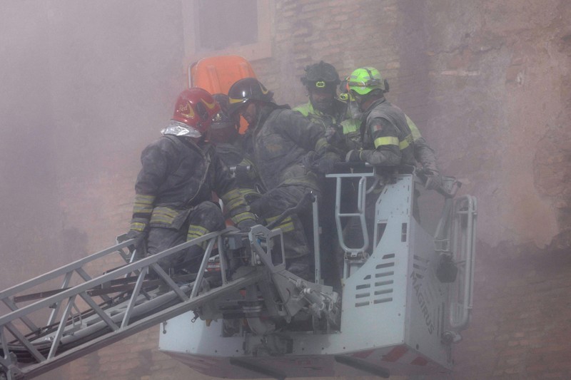 Debu mengepul saat sebagian menara Torre dei Conti runtuh menyusul keruntuhan sebagian sebelumnya, dekat Via dei Fori Imperiali, dekat Colosseum, di Roma, Italia, 3 November 2025. (REUTERS/Remo Casilli)