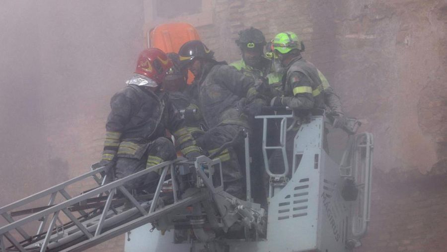 Debu mengepul saat sebagian menara Torre dei Conti runtuh menyusul keruntuhan sebagian sebelumnya, dekat Via dei Fori Imperiali, dekat Colosseum, di Roma, Italia, 3 November 2025. (REUTERS/Remo Casilli)