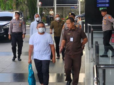 Gubernur Riau Abdul Wahid Tiba di Gedung KPK Usai Terjaring OTT