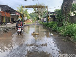 Protes Jalan Terendam Air, Warga Minta Benih Ikan ke Bupati Lobar