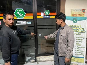 Kantor Ekspedisi di Tangerang Ditembak OTK, Kaca Pintu Pecah