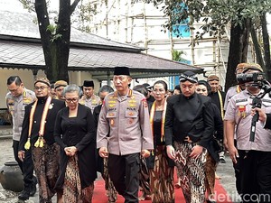 Kapolri Melayat Paku Buwono XIII di Keraton Solo
