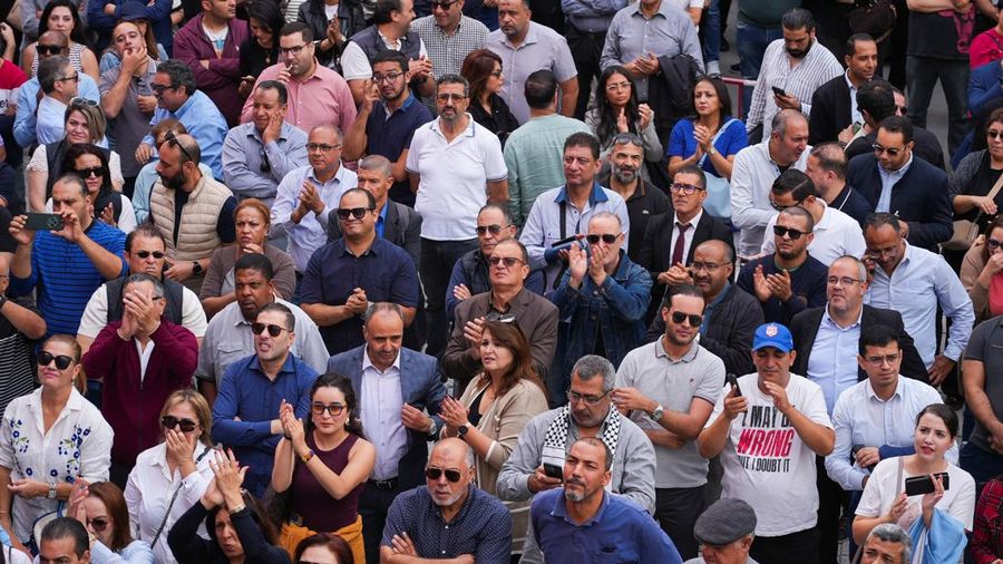 Karyawan bank Tunisia berkumpul di depan kantor pusat Serikat Buruh Umum Tunisia (UGTT) selama pemogokan untuk menuntut kenaikan gaji, di Tunis, Tunisia, 3 November 2025. (REUTERS/Jihed Abidellaoui)