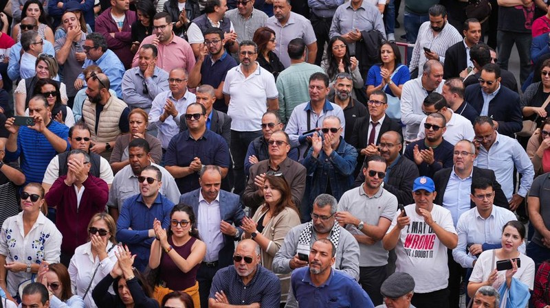 Karyawan bank Tunisia berkumpul di depan kantor pusat Serikat Buruh Umum Tunisia (UGTT) selama pemogokan untuk menuntut kenaikan gaji, di Tunis, Tunisia, 3 November 2025. (REUTERS/Jihed Abidellaoui)