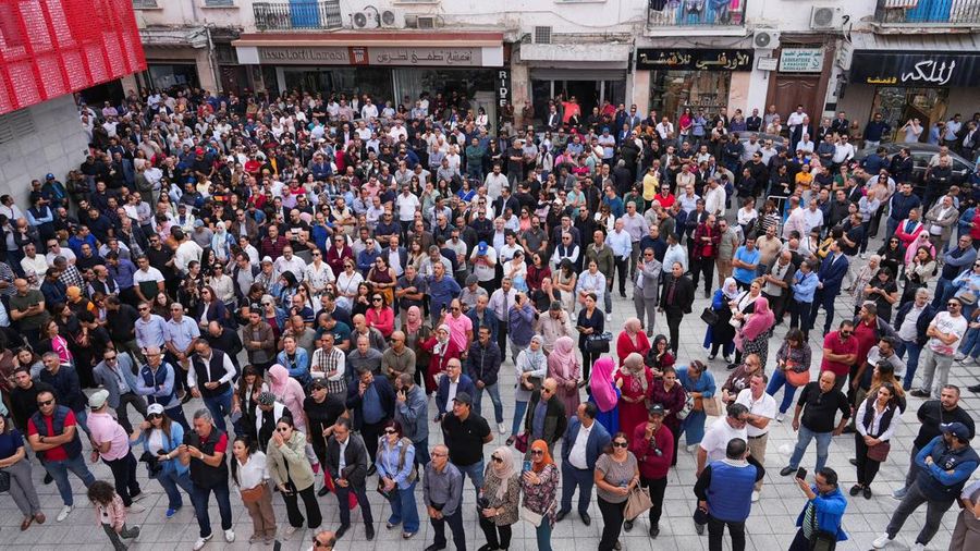 Karyawan bank Tunisia berkumpul di depan kantor pusat Serikat Buruh Umum Tunisia (UGTT) selama pemogokan untuk menuntut kenaikan gaji, di Tunis, Tunisia, 3 November 2025. (REUTERS/Jihed Abidellaoui)