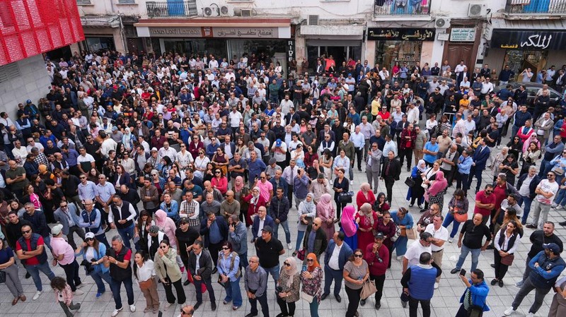 Karyawan bank Tunisia berkumpul di depan kantor pusat Serikat Buruh Umum Tunisia (UGTT) selama pemogokan untuk menuntut kenaikan gaji, di Tunis, Tunisia, 3 November 2025. (REUTERS/Jihed Abidellaoui)