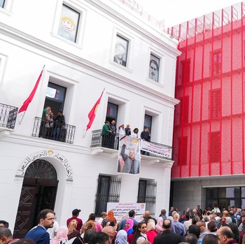 Potret Ribuan Pegawai Bank Mogok, Negara Dikepung Krisis