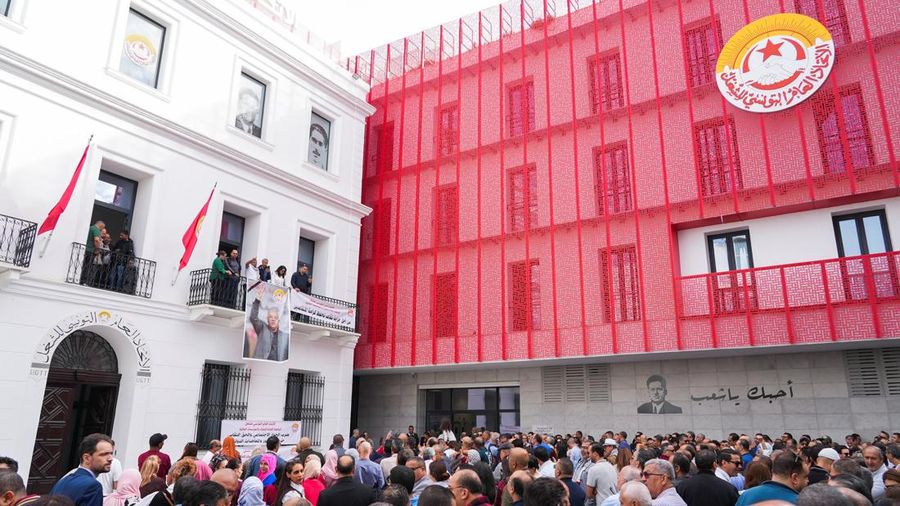 Karyawan bank Tunisia berkumpul di depan kantor pusat Serikat Buruh Umum Tunisia (UGTT) selama pemogokan untuk menuntut kenaikan gaji, di Tunis, Tunisia, 3 November 2025. (REUTERS/Jihed Abidellaoui)