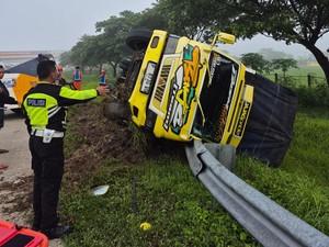 Tabrakan Beruntun 4 Kendaraan di Ngawi, Sopir Truk Tewas Terjepit