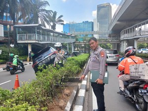 Bisa-bisanya Fortuner Pindah Jalur hingga Tabrak Innova