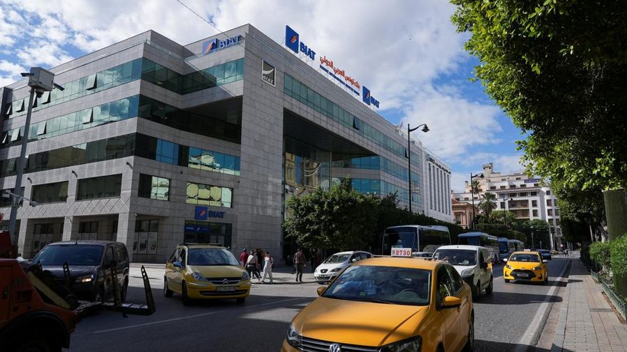 Karyawan bank Tunisia berkumpul di depan kantor pusat Serikat Buruh Umum Tunisia (UGTT) selama pemogokan untuk menuntut kenaikan gaji, di Tunis, Tunisia, 3 November 2025. (REUTERS/Jihed Abidellaoui)