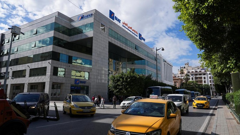 Karyawan bank Tunisia berkumpul di depan kantor pusat Serikat Buruh Umum Tunisia (UGTT) selama pemogokan untuk menuntut kenaikan gaji, di Tunis, Tunisia, 3 November 2025. (REUTERS/Jihed Abidellaoui)