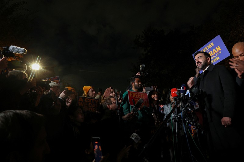 Komunitas Yahudi Kota New York Amerika Serikat menunjukkan dukungan terhadap calon wali kota dari Partai Demokrat sekaligus seorang Muslim, Zohran Mamdani, menjelang pemungutan suara hari ini, Selasa (4/11/2025). (REUTERS/Ryan Murphy)