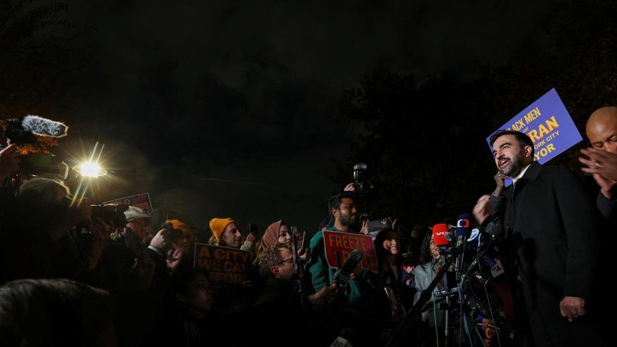 Komunitas Yahudi Kota New York Amerika Serikat menunjukkan dukungan terhadap calon wali kota dari Partai Demokrat sekaligus seorang Muslim, Zohran Mamdani, menjelang pemungutan suara hari ini, Selasa (4/11/2025). (REUTERS/Ryan Murphy)