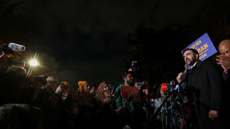 Komunitas Yahudi Kota New York Amerika Serikat menunjukkan dukungan terhadap calon wali kota dari Partai Demokrat sekaligus seorang Muslim, Zohran Mamdani, menjelang pemungutan suara hari ini, Selasa (4/11/2025). (REUTERS/Ryan Murphy)