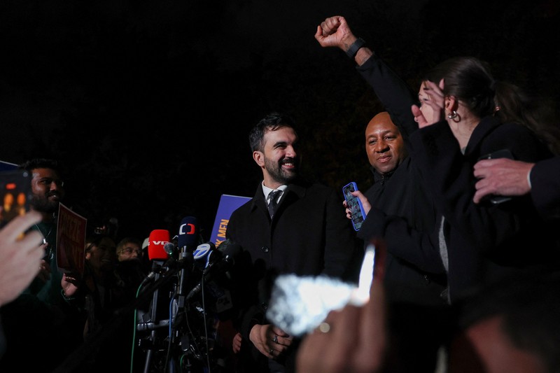 Komunitas Yahudi Kota New York Amerika Serikat menunjukkan dukungan terhadap calon wali kota dari Partai Demokrat sekaligus seorang Muslim, Zohran Mamdani, menjelang pemungutan suara hari ini, Selasa (4/11/2025). (REUTERS/Ryan Murphy)