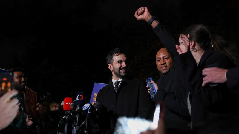 Komunitas Yahudi Kota New York Amerika Serikat menunjukkan dukungan terhadap calon wali kota dari Partai Demokrat sekaligus seorang Muslim, Zohran Mamdani, menjelang pemungutan suara hari ini, Selasa (4/11/2025). (REUTERS/Ryan Murphy)