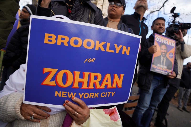 Komunitas Yahudi Kota New York Amerika Serikat menunjukkan dukungan terhadap calon wali kota dari Partai Demokrat sekaligus seorang Muslim, Zohran Mamdani, menjelang pemungutan suara hari ini, Selasa (4/11/2025). (REUTERS/Ryan Murphy)