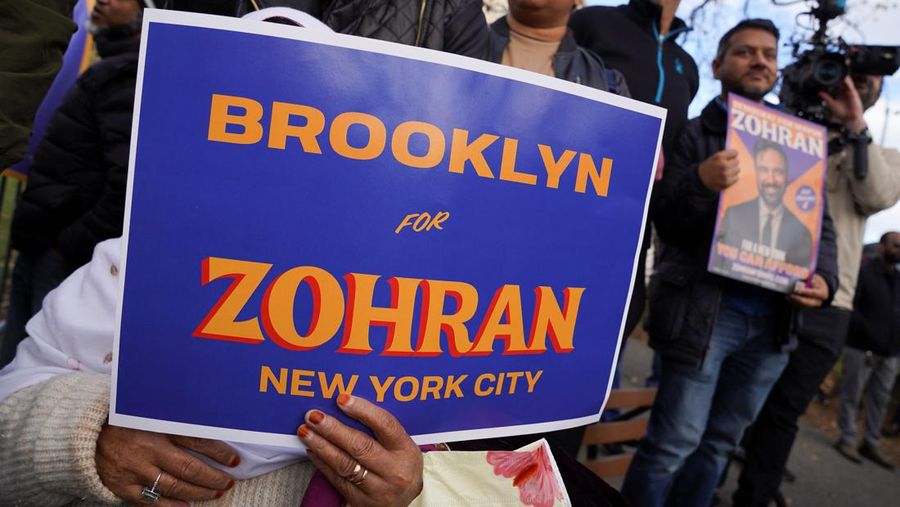 Komunitas Yahudi Kota New York Amerika Serikat menunjukkan dukungan terhadap calon wali kota dari Partai Demokrat sekaligus seorang Muslim, Zohran Mamdani, menjelang pemungutan suara hari ini, Selasa (4/11/2025). (REUTERS/Ryan Murphy)
