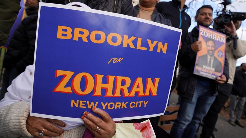 Komunitas Yahudi Kota New York Amerika Serikat menunjukkan dukungan terhadap calon wali kota dari Partai Demokrat sekaligus seorang Muslim, Zohran Mamdani, menjelang pemungutan suara hari ini, Selasa (4/11/2025). (REUTERS/Ryan Murphy)
