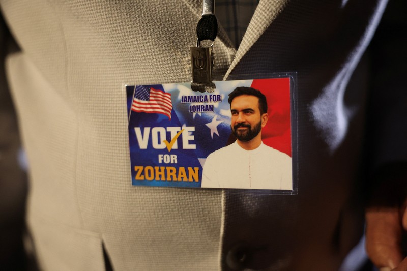 Komunitas Yahudi Kota New York Amerika Serikat menunjukkan dukungan terhadap calon wali kota dari Partai Demokrat sekaligus seorang Muslim, Zohran Mamdani, menjelang pemungutan suara hari ini, Selasa (4/11/2025). (REUTERS/Ryan Murphy)