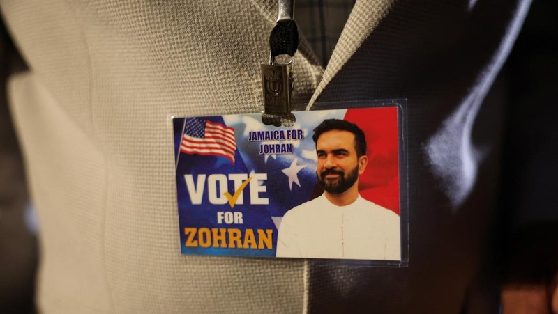 Komunitas Yahudi Kota New York Amerika Serikat menunjukkan dukungan terhadap calon wali kota dari Partai Demokrat sekaligus seorang Muslim, Zohran Mamdani, menjelang pemungutan suara hari ini, Selasa (4/11/2025). (REUTERS/Ryan Murphy)