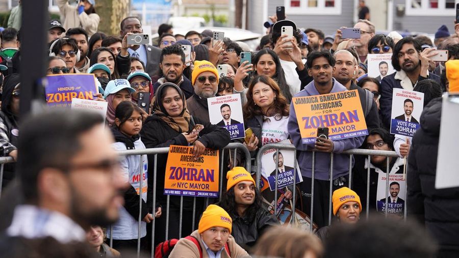 Komunitas Yahudi Kota New York Amerika Serikat menunjukkan dukungan terhadap calon wali kota dari Partai Demokrat sekaligus seorang Muslim, Zohran Mamdani, menjelang pemungutan suara hari ini, Selasa (4/11/2025). (REUTERS/Ryan Murphy)