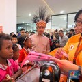 Saat Gibran Boyong Anak Papua Belanja Tas dan Keperluan Sekolah