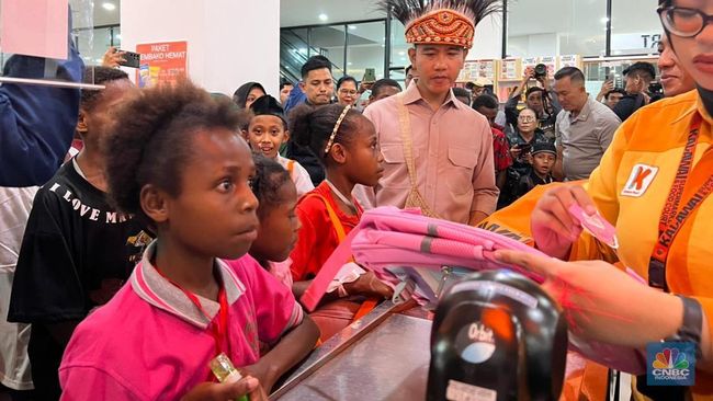 Saat Gibran Boyong Anak Papua Belanja Tas dan Keperluan Sekolah