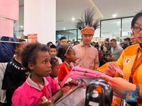 Saat Gibran Boyong Anak Papua Belanja Tas dan Keperluan Sekolah