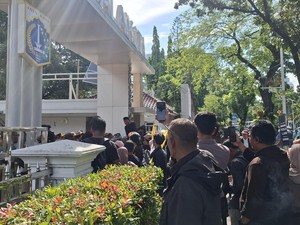 Massa Demo Tuntut Ganti Rugi Pelebaran Jalan Flyover Pramuka di Balkot DKI