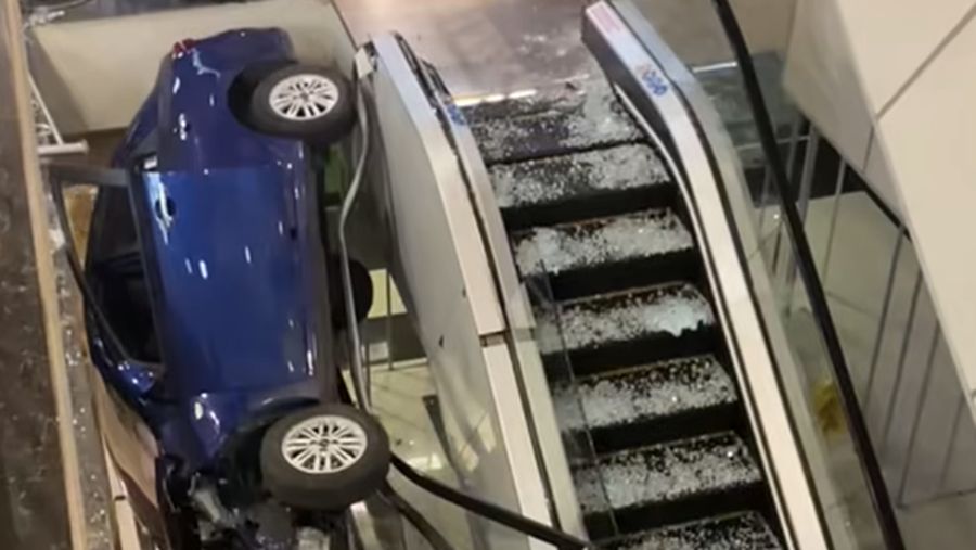 Mobil jatuh di eskalator mall. (Tangkapan layar FB Trillchaser Motovlog)