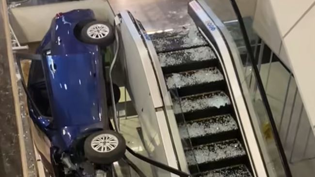 Detik-Detik Mobil Terobos Mal Jatuh di Eskalator, Supir Nenek 68 Tahun