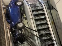 Detik-Detik Mobil Terobos Mal Jatuh di Eskalator, Supir Nenek 68 Tahun