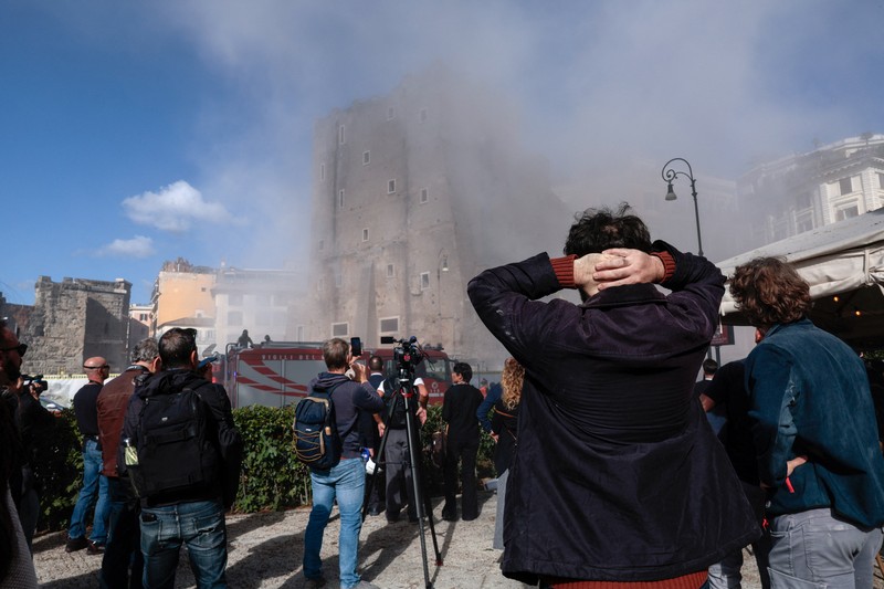 Debu mengepul saat sebagian menara Torre dei Conti runtuh menyusul keruntuhan sebagian sebelumnya, dekat Via dei Fori Imperiali, dekat Colosseum, di Roma, Italia, 3 November 2025. (REUTERS/Remo Casilli)