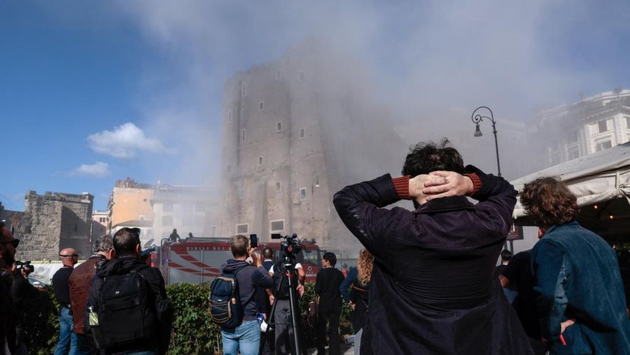 Debu mengepul saat sebagian menara Torre dei Conti runtuh menyusul keruntuhan sebagian sebelumnya, dekat Via dei Fori Imperiali, dekat Colosseum, di Roma, Italia, 3 November 2025. (REUTERS/Remo Casilli)