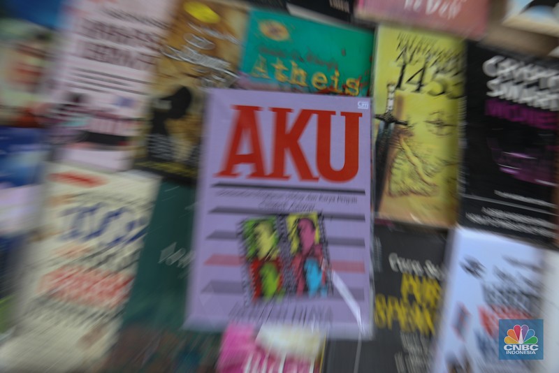 Pedagang buku menunggu pembeli di Sentra Toko Buku Kwitang, Jakarta, Selasa (4/11/2025). Sentra toko buku Kwitang masih cukup eksis meski kondisinya tak seramai dahulu ditengah gempuran marketplace. (CNBC Indonesia/Faisal Rahman)