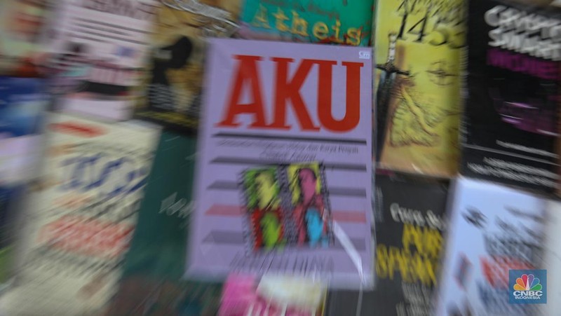 Pedagang buku menunggu pembeli di Sentra Toko Buku Kwitang, Jakarta, Selasa (4/11/2025). Sentra toko buku Kwitang masih cukup eksis meski kondisinya tak seramai dahulu ditengah gempuran marketplace. (CNBC Indonesia/Faisal Rahman)