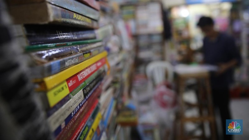 Pedagang buku menunggu pembeli di Sentra Toko Buku Kwitang, Jakarta, Selasa (4/11/2025). Sentra toko buku Kwitang masih cukup eksis meski kondisinya tak seramai dahulu ditengah gempuran marketplace. (CNBC Indonesia/Faisal Rahman)