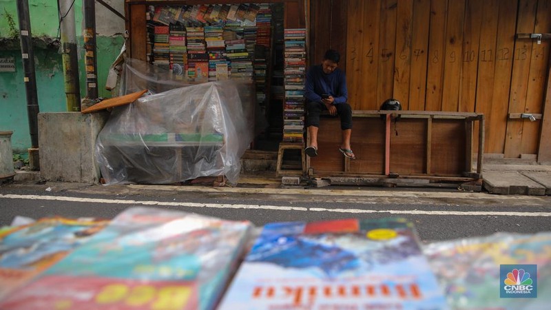 Pedagang buku menunggu pembeli di Sentra Toko Buku Kwitang, Jakarta, Selasa (4/11/2025). Sentra toko buku Kwitang masih cukup eksis meski kondisinya tak seramai dahulu ditengah gempuran marketplace. (CNBC Indonesia/Faisal Rahman)